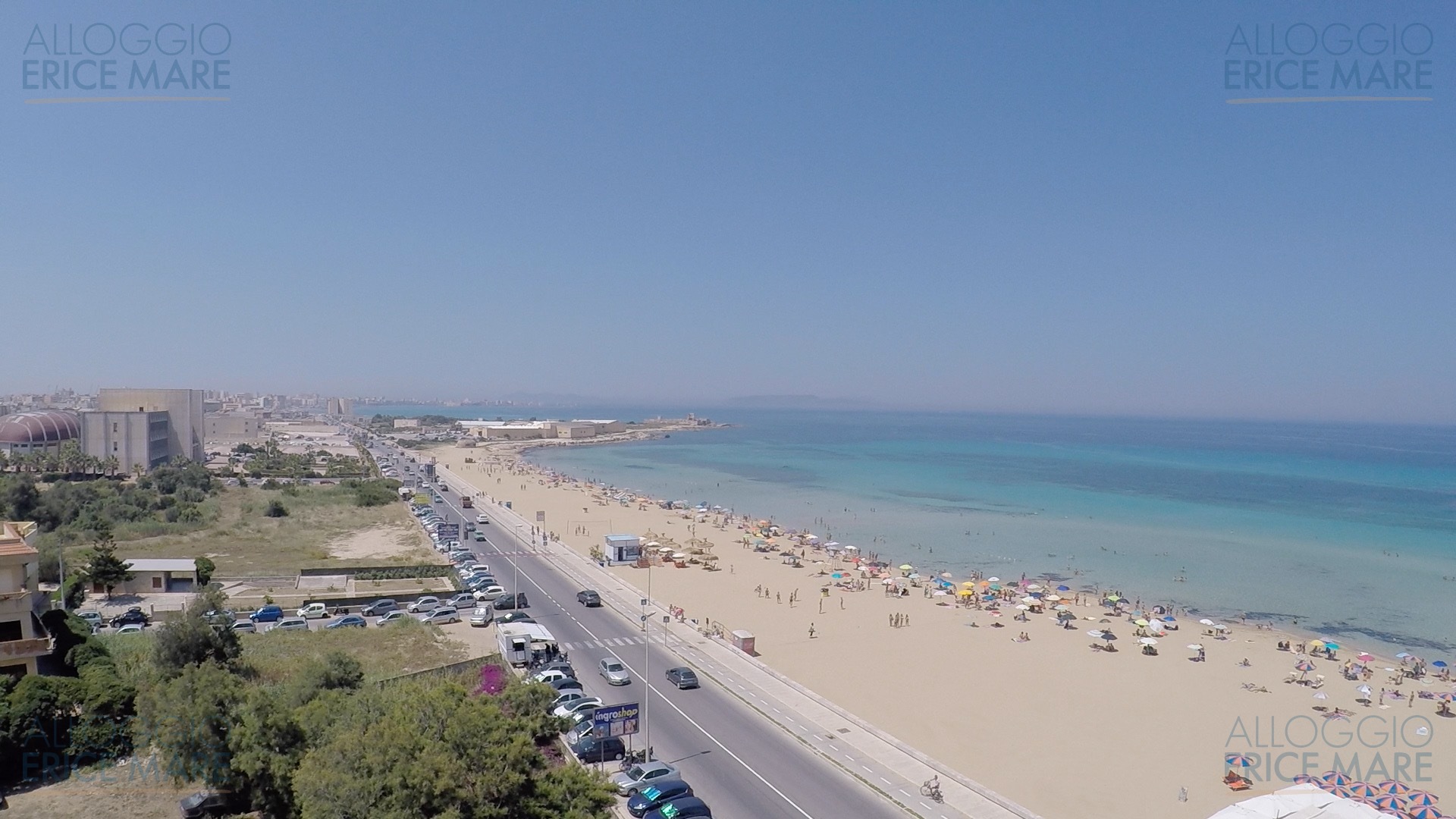 Veduta panoramica della spiaggia di San Giuliano con lungomare e mare azzurro