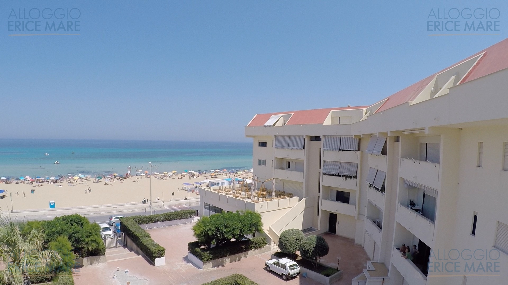 Vista del residence Erice Beach con cortile interno e accesso diretto alla spiaggia di San Giuliano