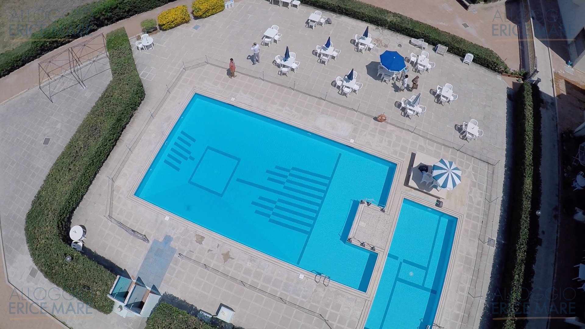 Piscina condominiale del Residence Erice Beach vista dall’alto, con area solarium attrezzata