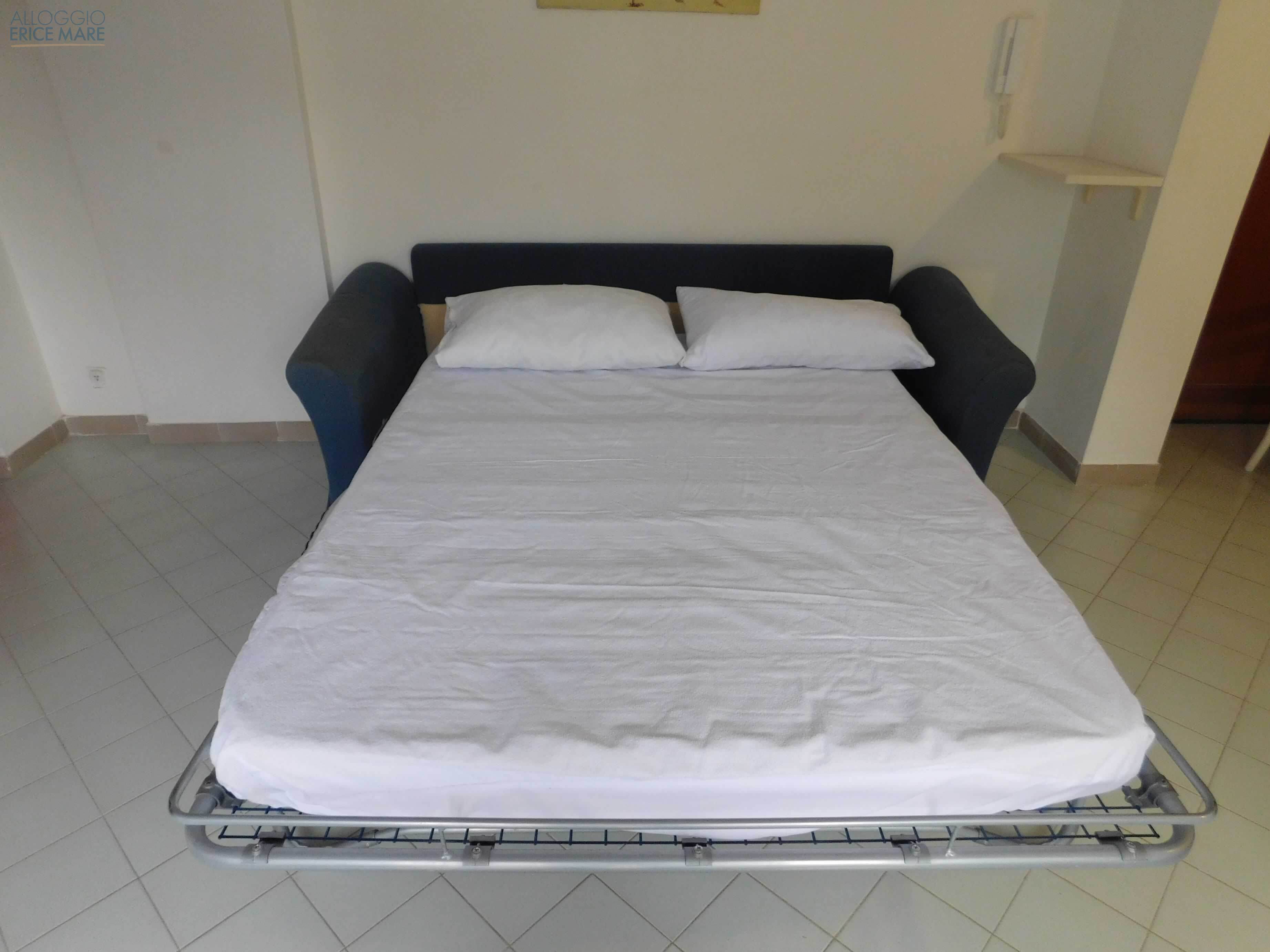 Dettaglio del divano letto aperto